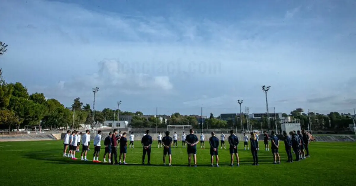 Plantel do Valência cumpriu minuto de silêncio em memória das vítimas da tempestade Dana