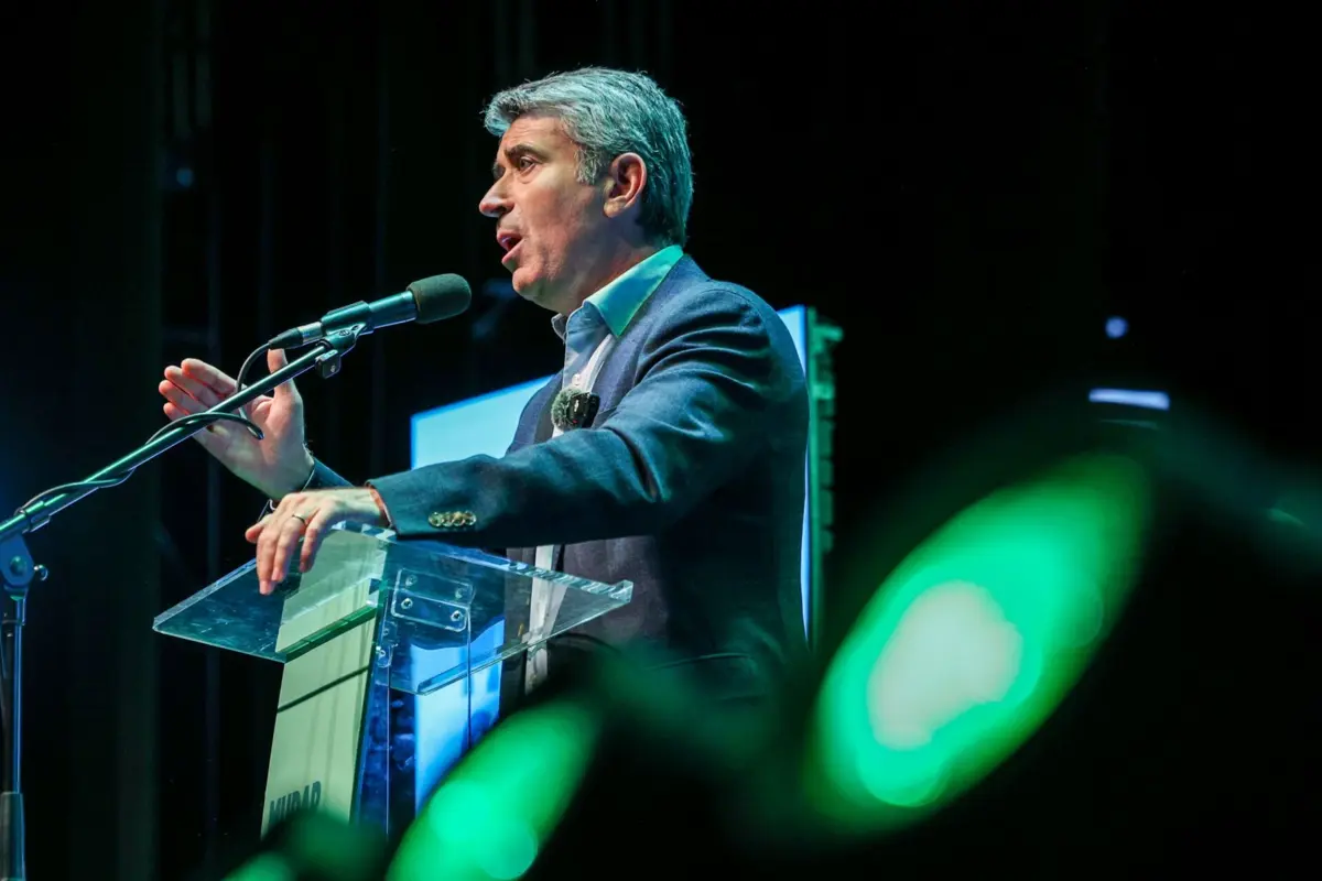 O secretário-geral do PS, José Luís Carneiro, na sessão de apresentação do candidato Miguel Félix Paulo à Câmara de Rio Maior