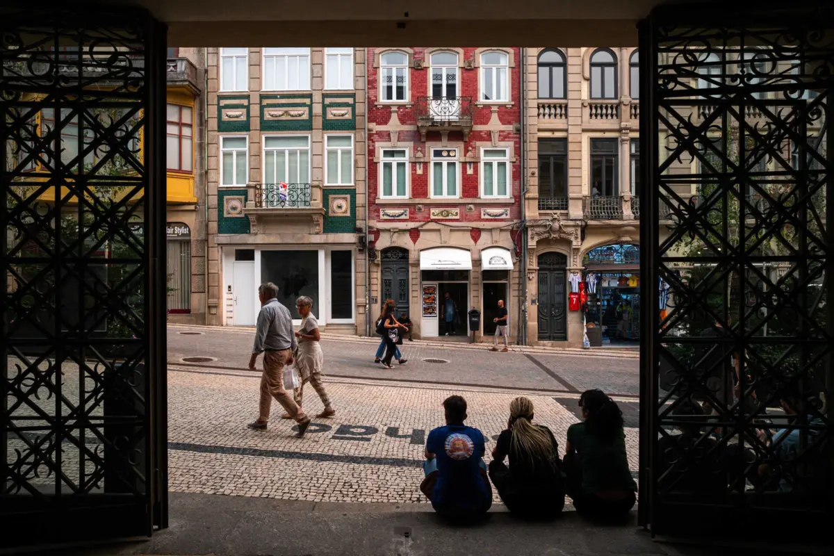 Em Alexandre Braga, no exterior, os comerciantes queixam-se que a artéria tornou-se uma mera passagem