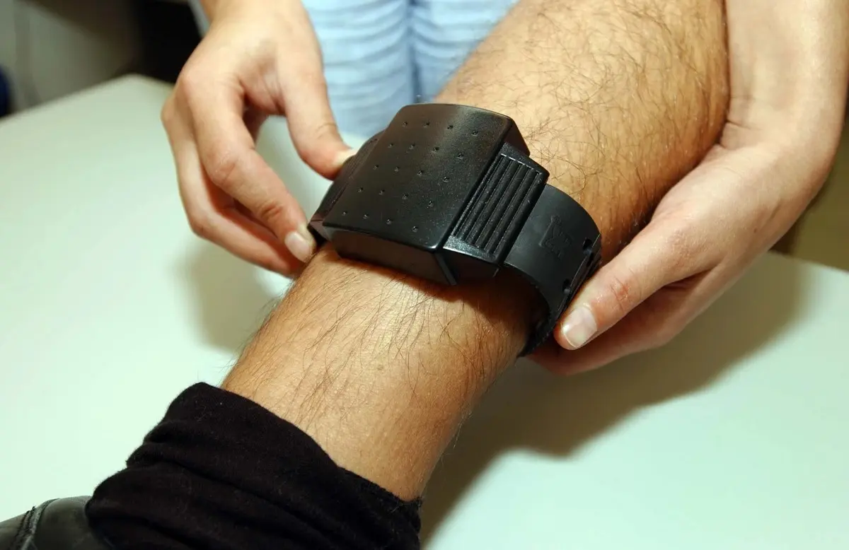 Arguido saiu da cadeia e foi para casa, mas com pulseira eletrónica