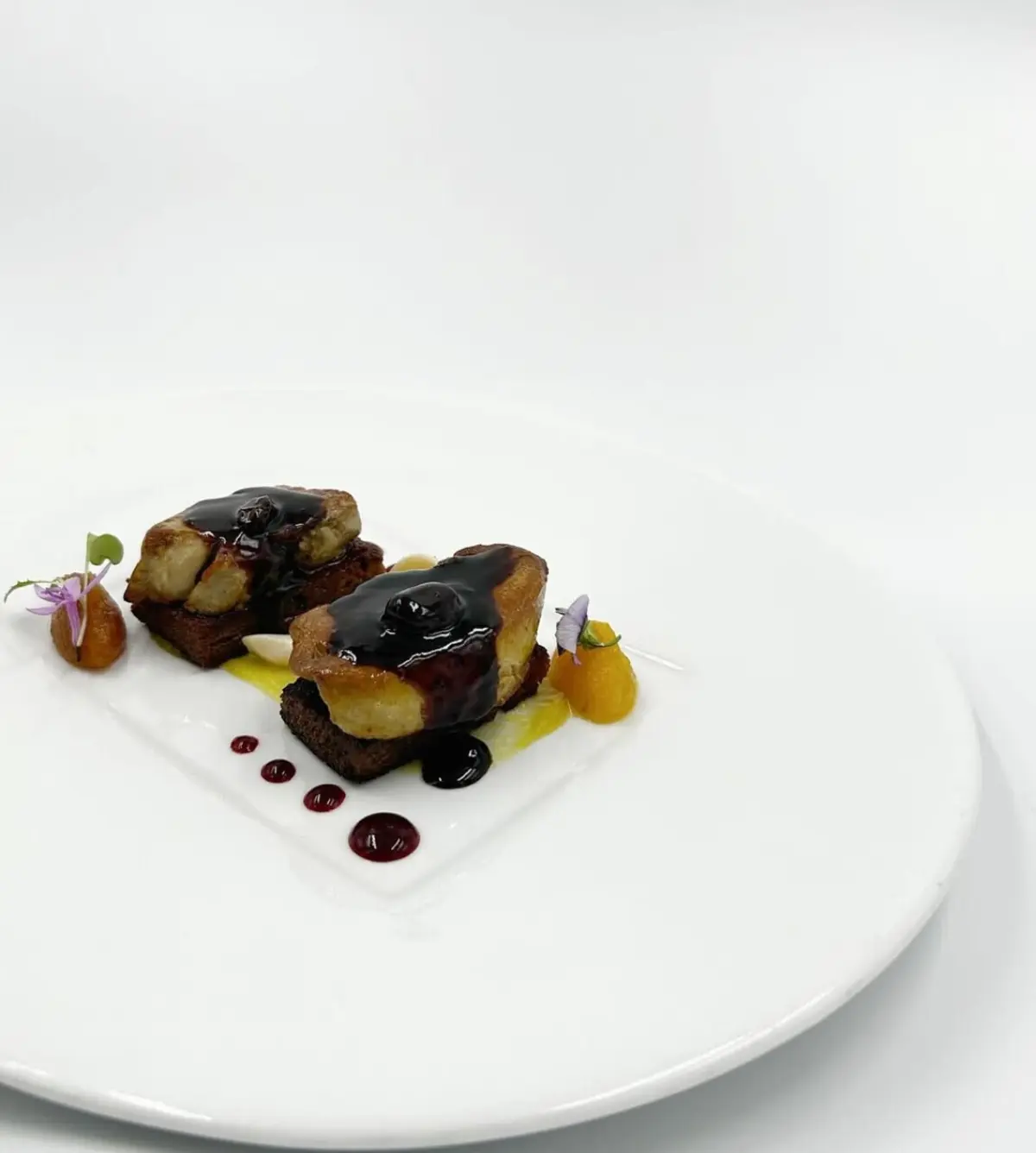 Imagem de contexto do artigo Prato do Dia: uma experiência entre o canónico e o surpreendente no Henrique Leis, em Loulé