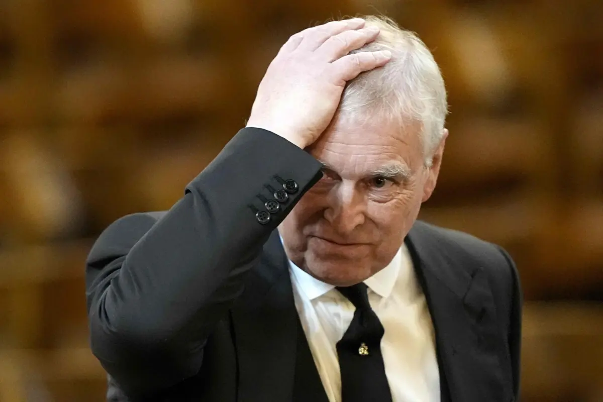 O príncipe André, duque de Iorque, anunciou que deixará de usar todos os títulos e honras reais, numa decisão tomada em conjunto com o rei Carlos III, após anos de polémicas ligadas ao caso Epstein