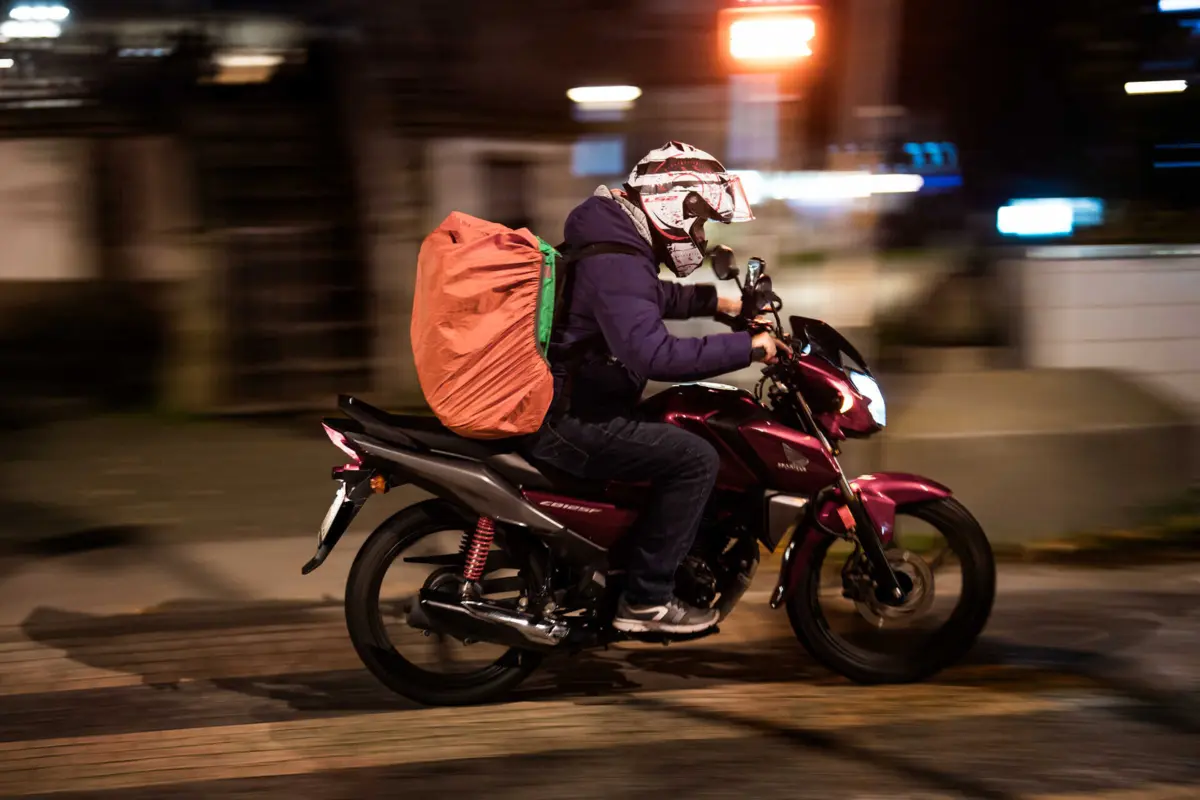 Imagem de contexto do artigo UE dá luz verde a nova lei para proteger trabalhadores da Uber e Glovo