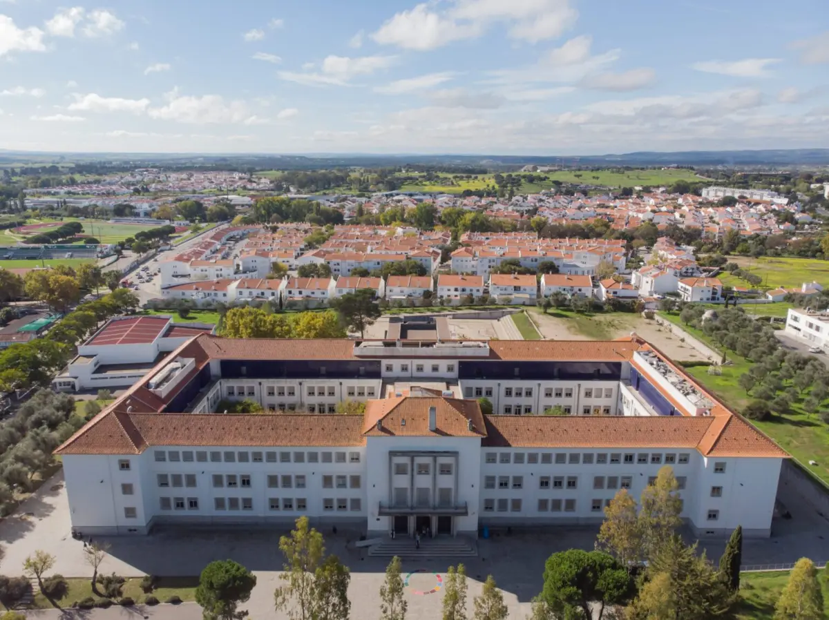 Apesar do assalto, as aulas decorreram hoje dentro da normalidade para os quase mil alunos da escola, acrescentou