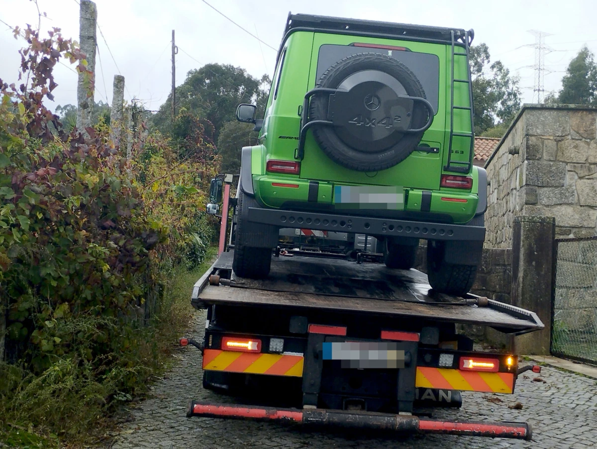 Carros arrestados na quinta de Vaz Antunes