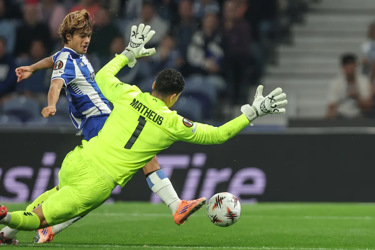 Rodrigo Mora só teve de encostar a bola para o fundo das redes de Matheus no golo da vitória