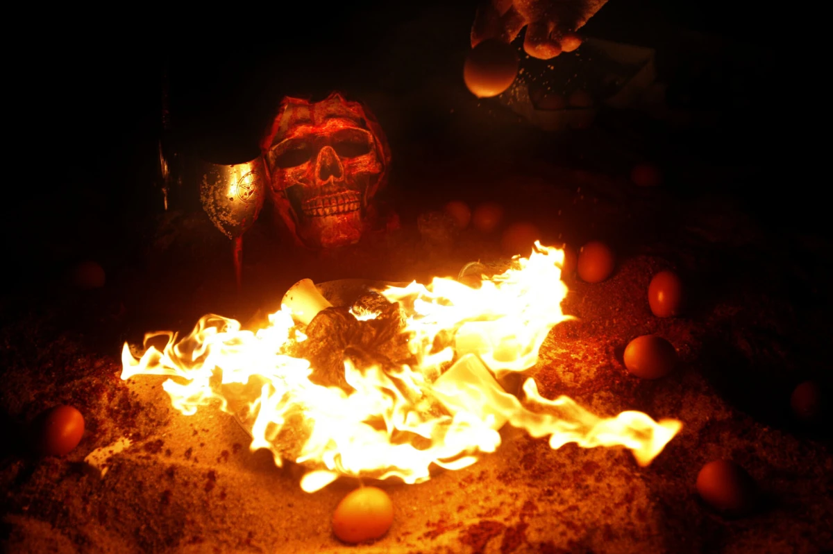 Um dos rituais usados pelas burlonas envolvia um ovo embrulhado em cuecas e do qual saíam lagartas e outro bichos