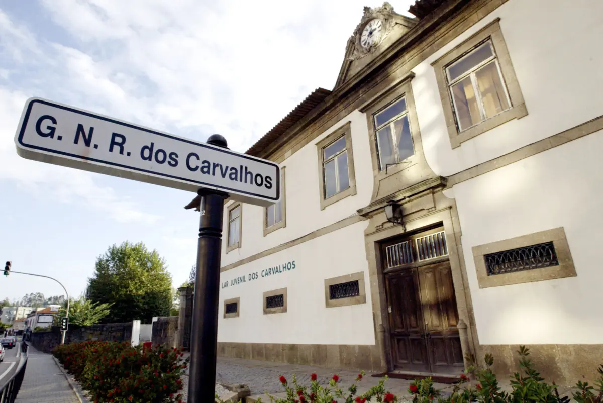 O Ministério Público recorreu da decisão requerendo o agravamento das penas e a sua conversão em prisão efetiva