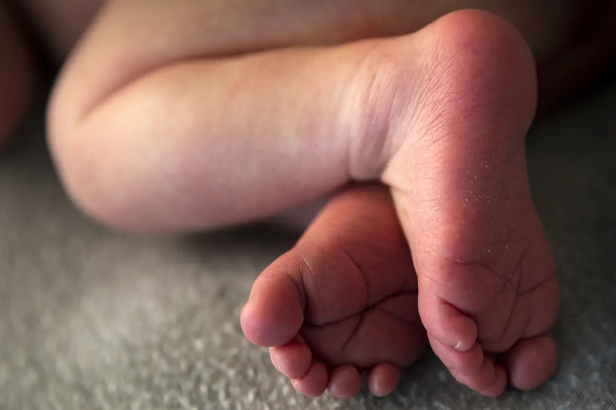 Mulher é suspeita de entregar filho recém-nascido para adoção "com contrapartida financeira"