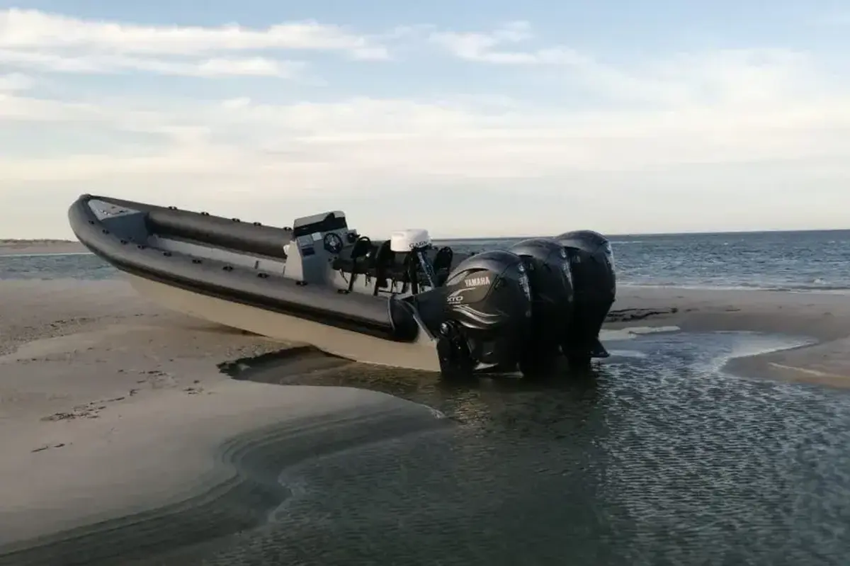 As lanchas por vezes são abandonadas após o transporte de cocaína