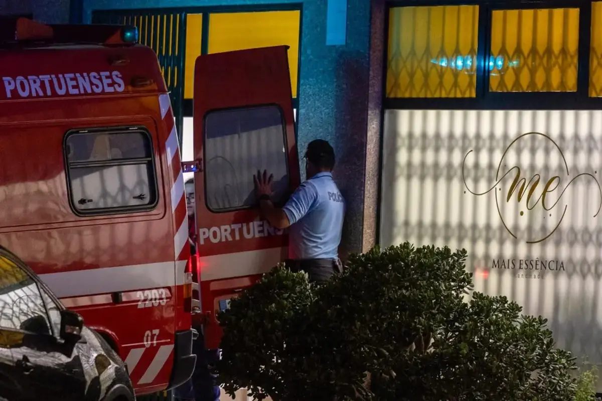 Suspeito usou um machado para partir um dos vidros da montra da "Mais Essência" e aceder ao interior do espaço comercial, onde encontraria a namorada sozinha