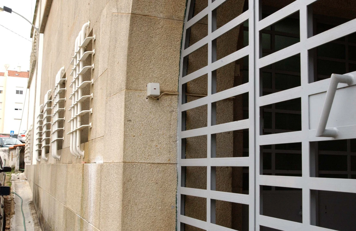 No edifício requalificado, as crianças terão à sua disposição um espaço dedicado às atividades e passarão a funcionar os serviços municipais de educação, cultura e a&ccedi