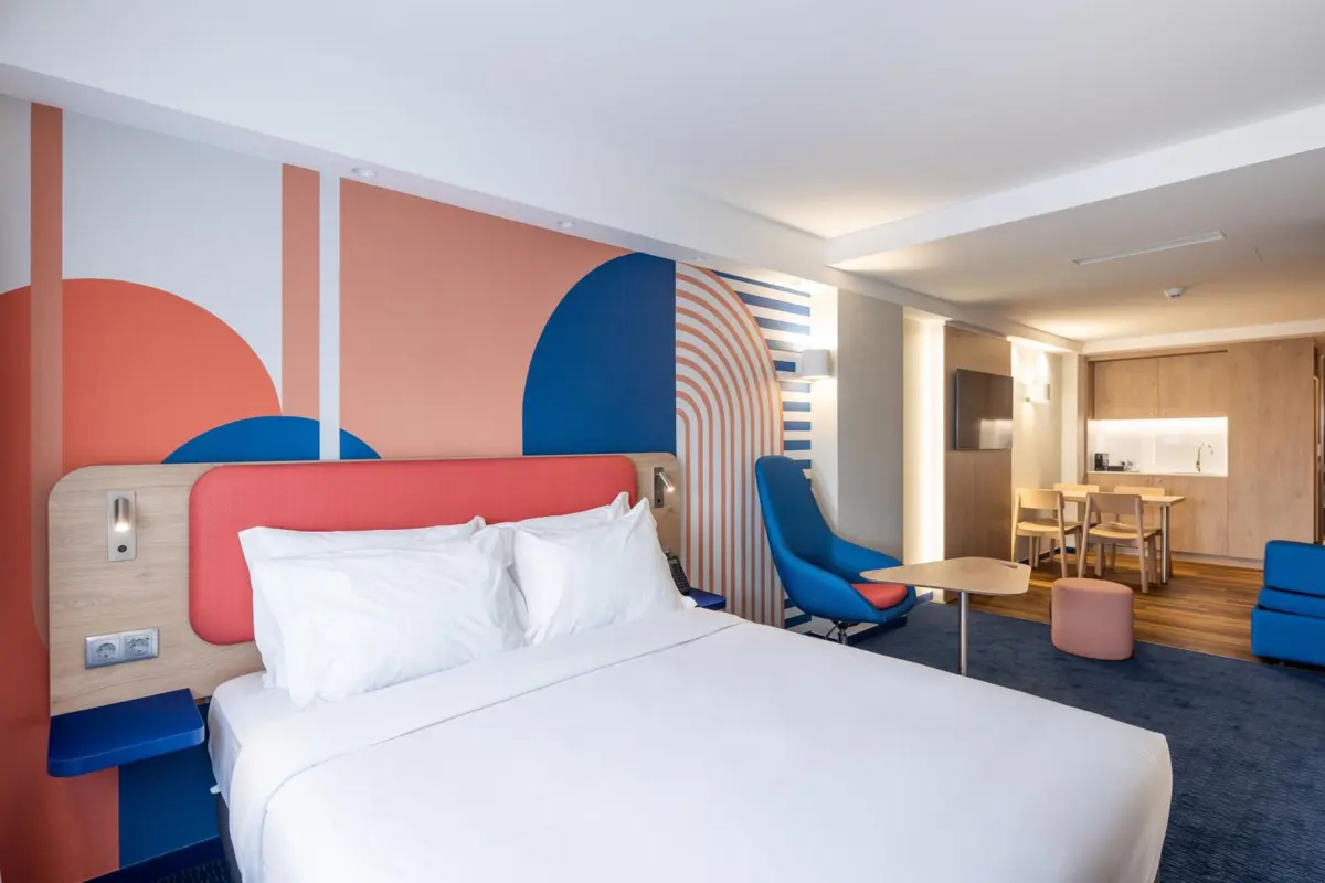 O hotel tem 184 quartos do hotel, dos quais 30 são suítes (como a da fotografia).