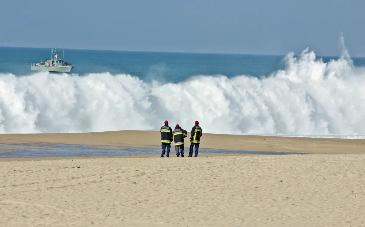 As quatro raparigas e os dois rapazes que morreram na praia do Meco faziam parte de um grupo de sete alunos que, no âmbito das atividades da comissão de praxes da Universidade Lusófona, estava a passar o fim de semana numa casa alugada