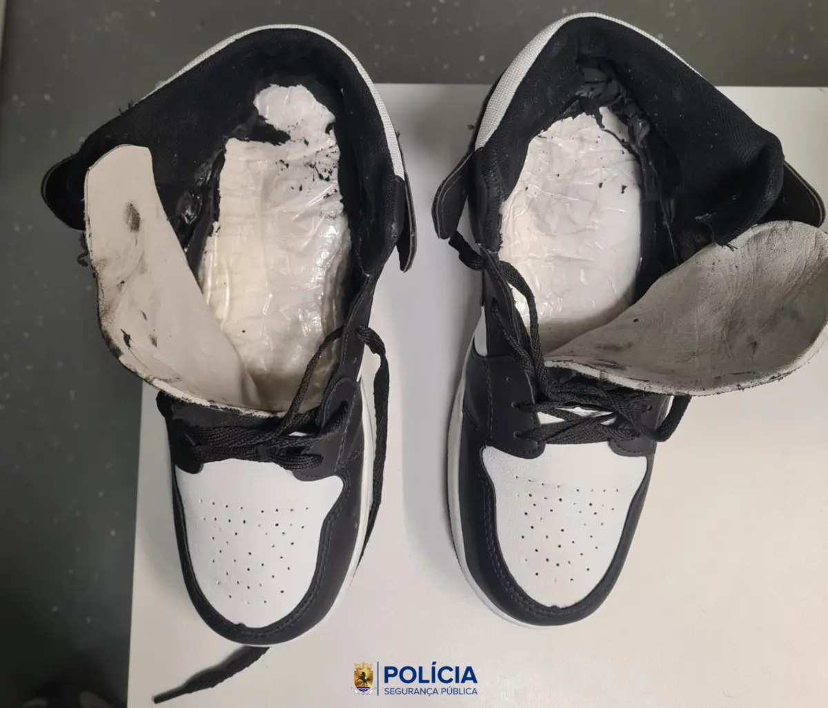 Escondeu cocaína nas palmilhas dos ténis