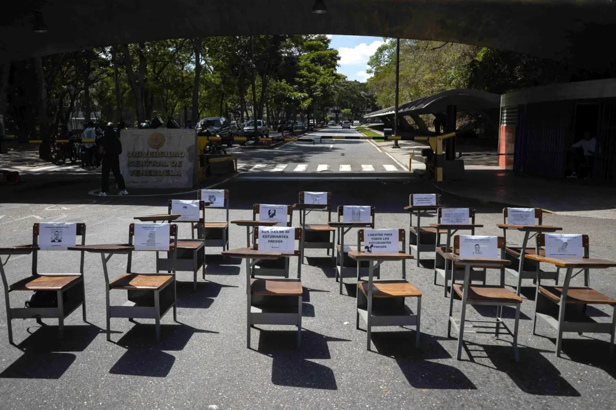 A Universidade Central da Venezuela (UCV) é uma das mais prestigiadas do país. Na imagem, um protesto pela libertação dos estudantes presos pelo regime.