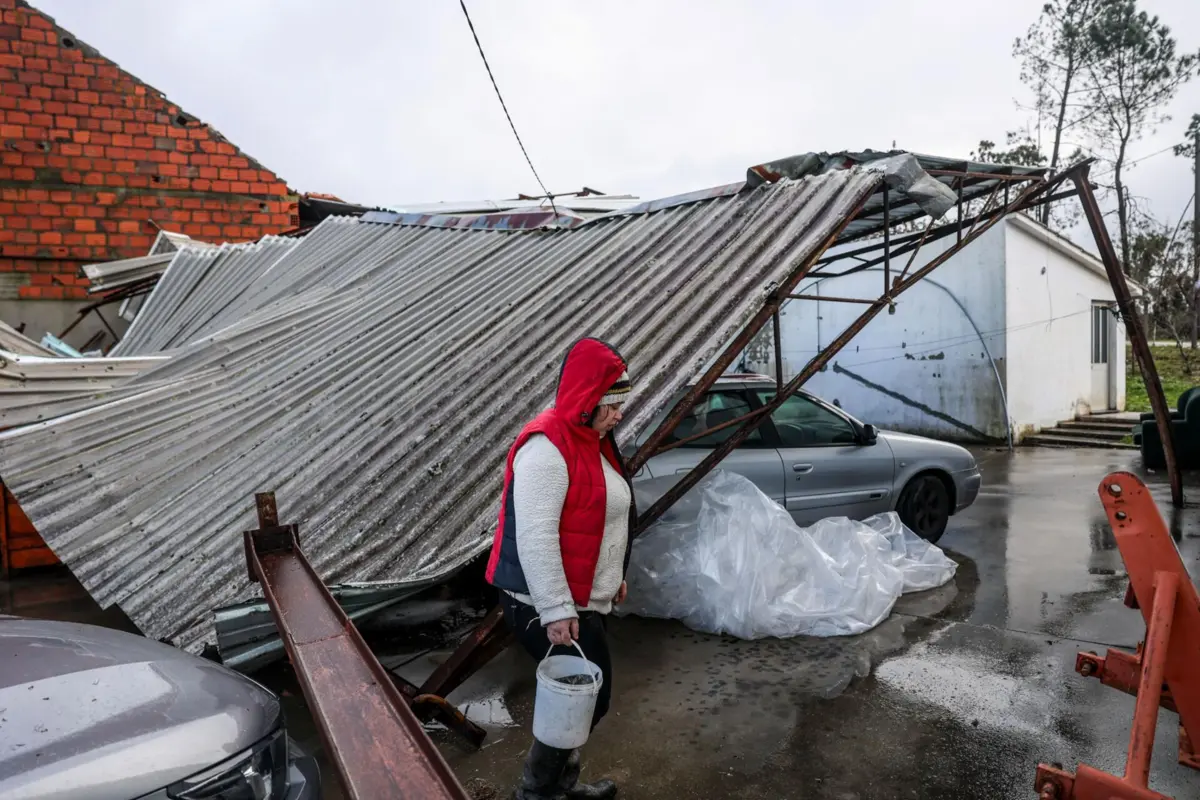Imagem de contexto do artigo Chuva dificulta reparação de 1100 telhados afetados em freguesia de Ourém
