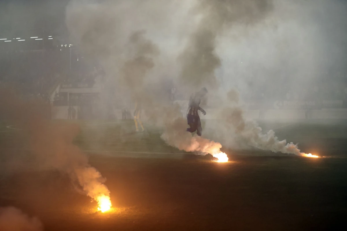 Final do jogo na Reboleira foi tenso e várias tochas foram lançadas para o relvado