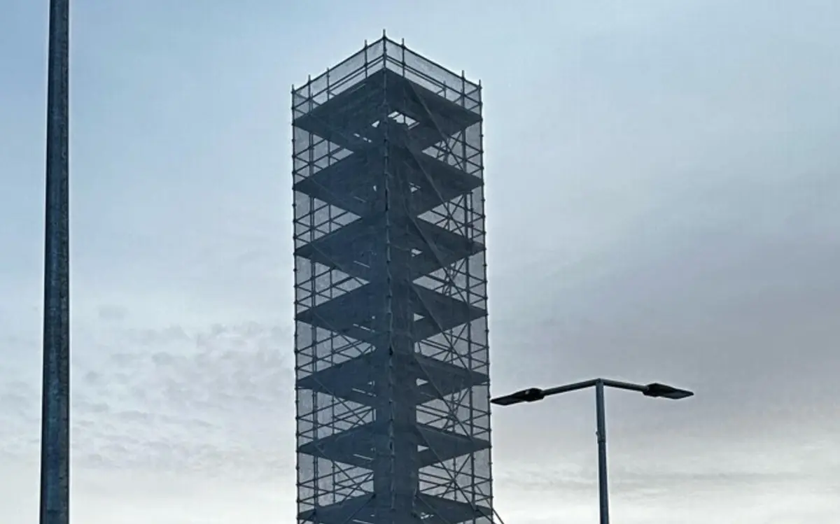 Torre, que era o ninho habitual das cegonhas, está em obras