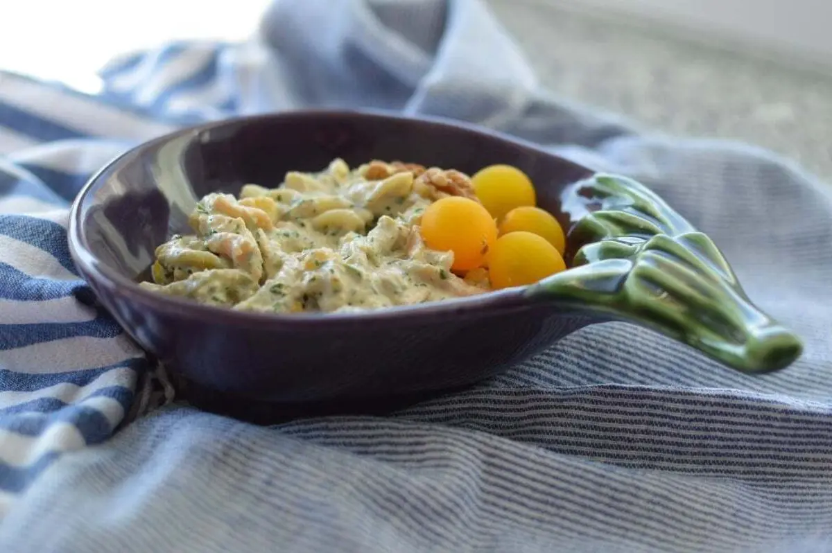 Salada fria de massa e atum com pesto de coentros