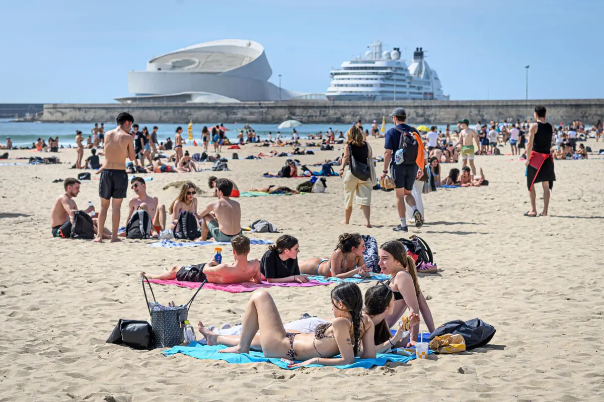 Para as regiões em risco extremo, o IPMA recomenda que se evite o mais possível a exposição ao sol