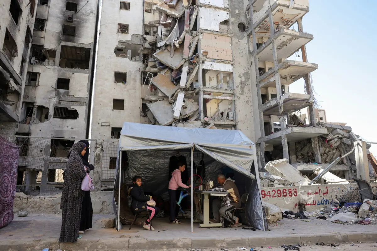 População de Gaza sobrevive entre escombros