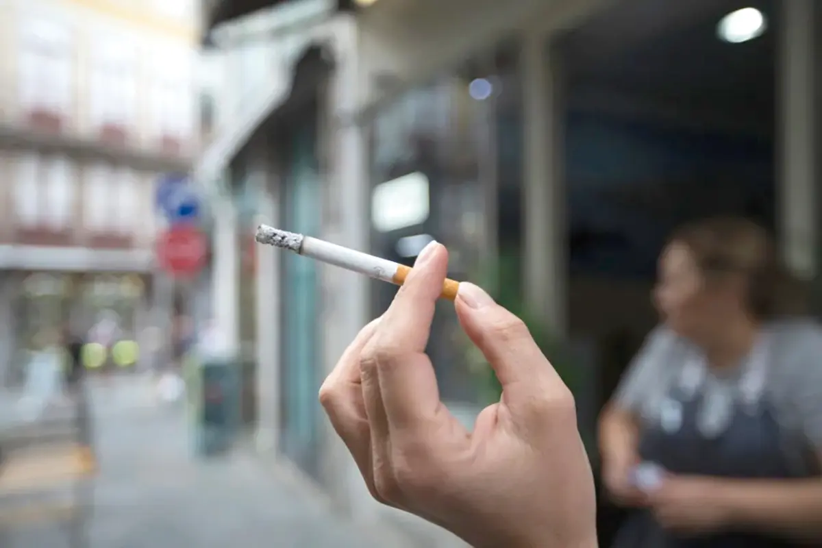 Atirar uma beata para o chão é uma infração punível com uma coima entre 25 e 250 euros