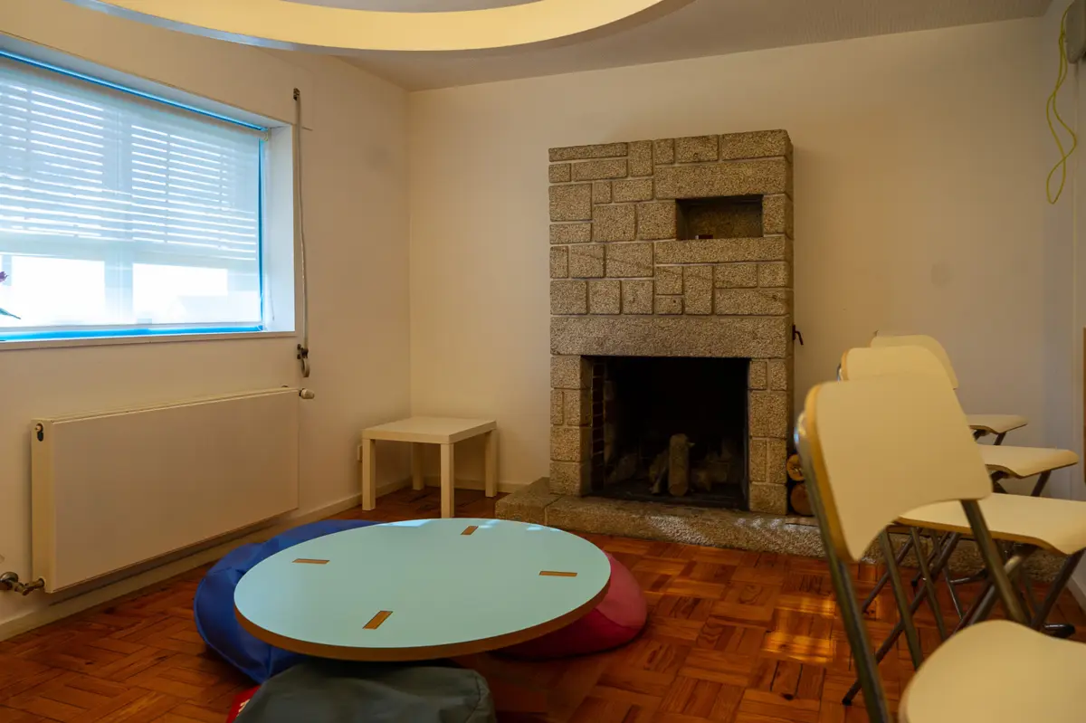 Lareiras abertas não devem ter as janelas fechadas