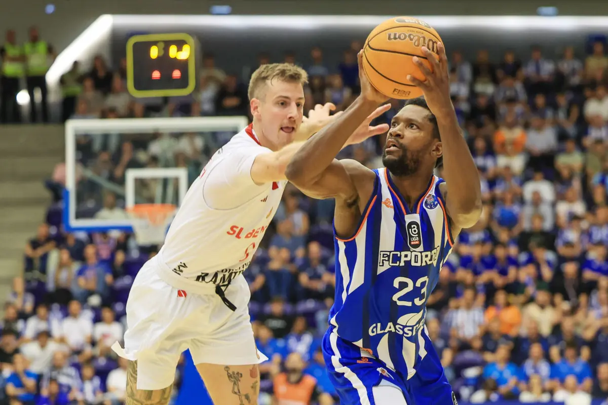 Jogador do F. C. Porto Toney Douglas disputa a bola com o jogador do Benfica Trey Drechse