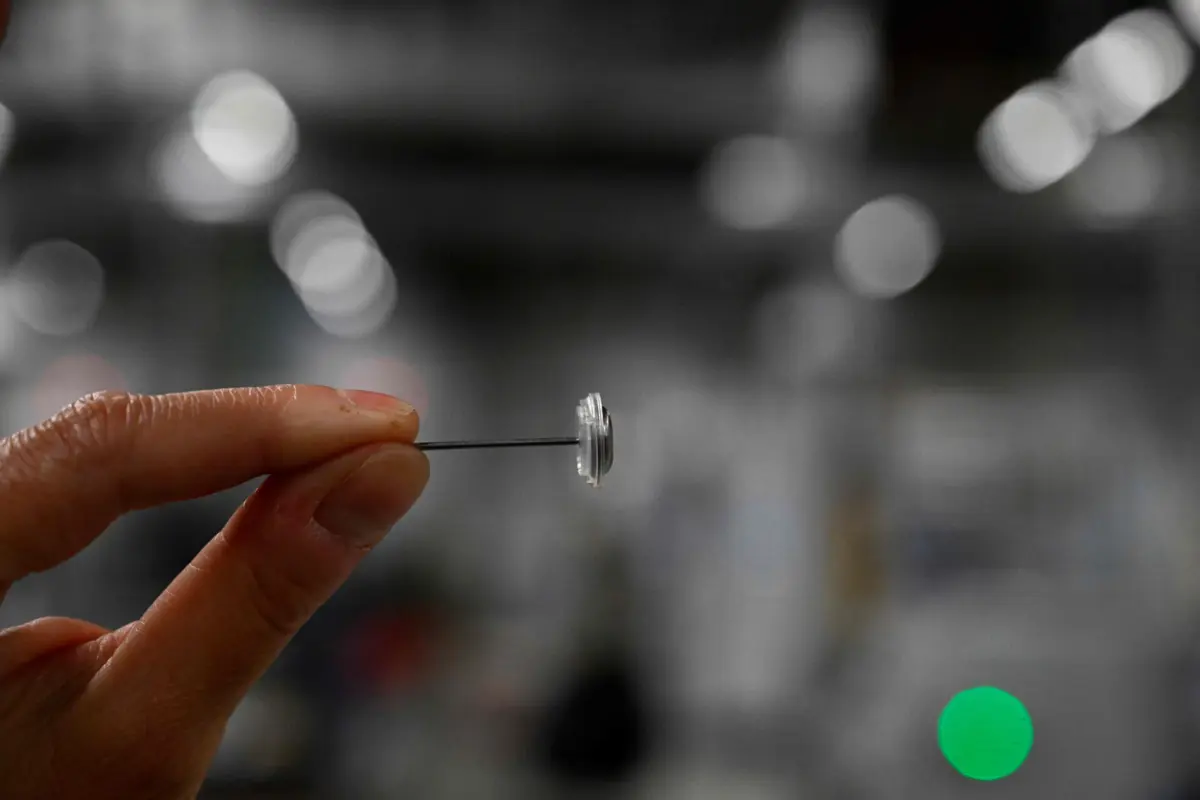 Empresa sueca desenvolveu bateria sem lítio que pode ajudar na descarbonização