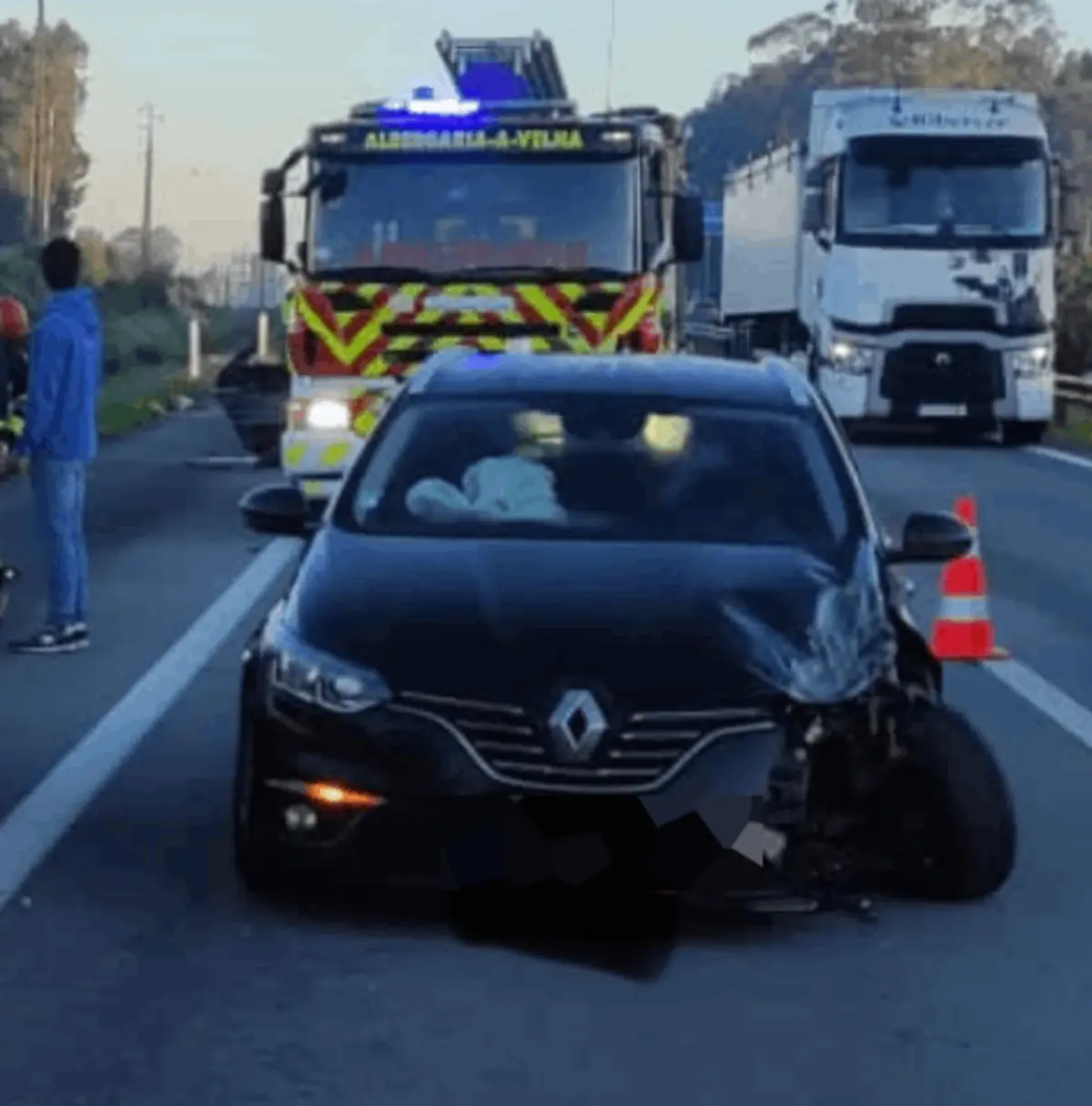 Imagem de contexto do artigo Um morto em colisão entre dois carros e um camião em Aveiro