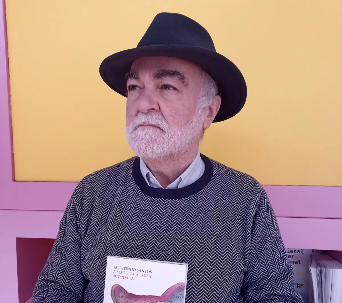 Livro editado pela Officium Lectionis reúne 50 textos e desenhos do diretor da Bienal de Arte de Gaia