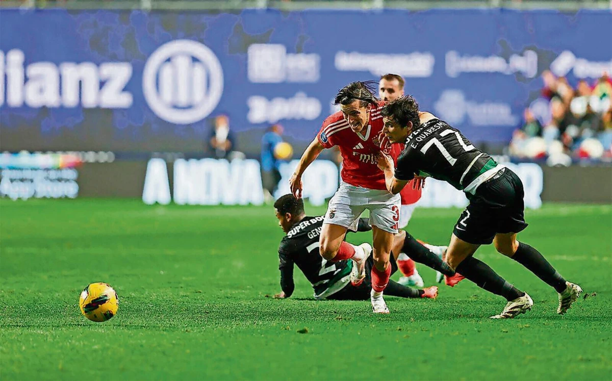 Carreras e Eduardo Quaresma em ação na final da Taça da Liga que Benfica e Sporting disputaram em Leiria