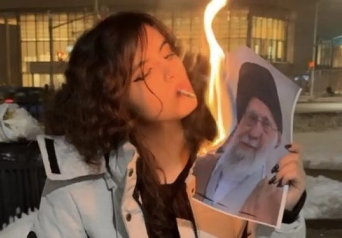 Imagem de contexto do artigo É falso que foto de jovem a acender cigarro com imagem do líder supremo tenha sido tirada no Irão