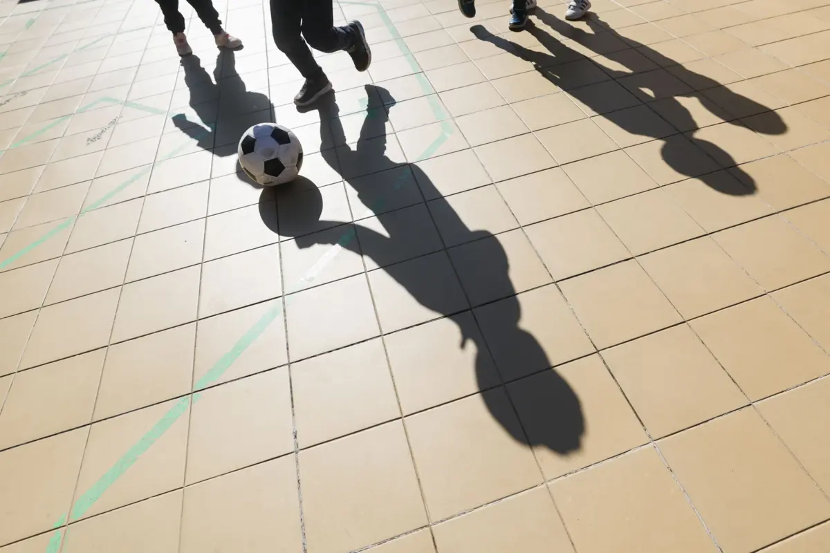 Um dos menores foi agarrado mas conseguiu fugir