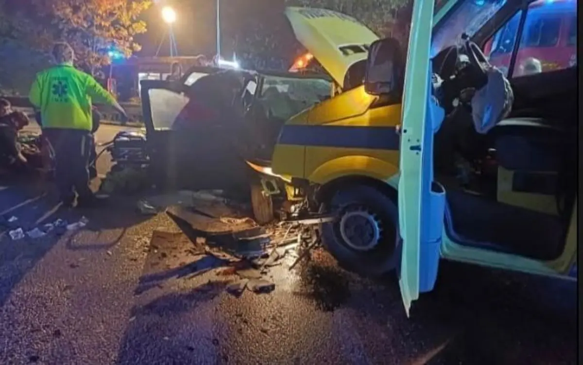 O carro ficou bastante destruído.