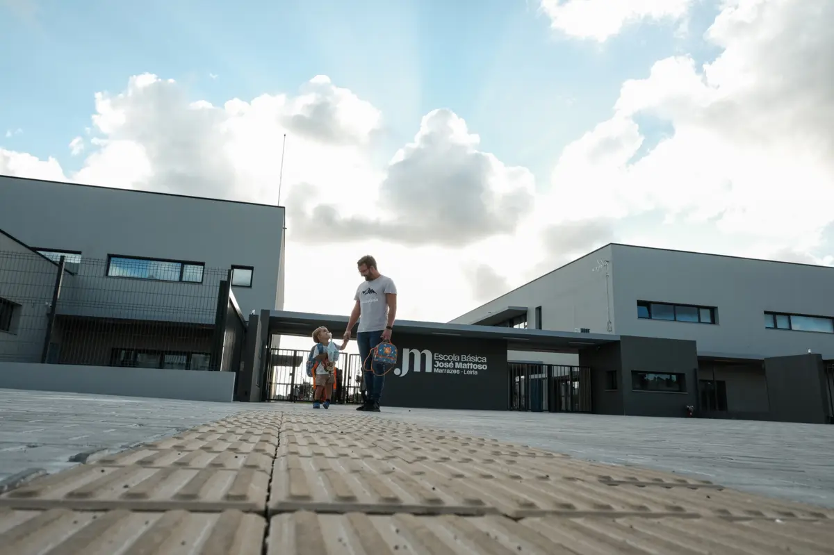 EB José Mattoso tem oito salas do Pré-Escolar e 16 salas do 1.º ciclo