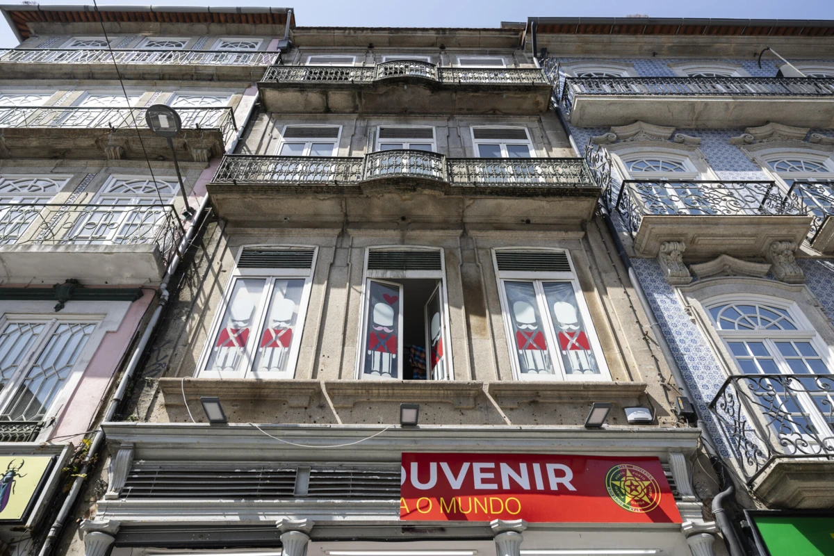 As autoridades encontraram por cima de loja comercial divisões insalubres e com várias camas