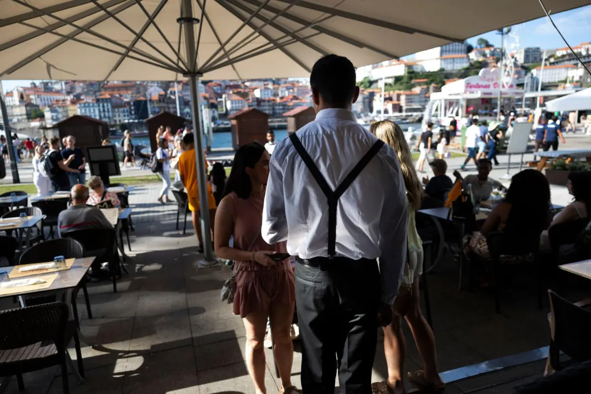 Oferta hoteleira e número de visitantes têm crescido