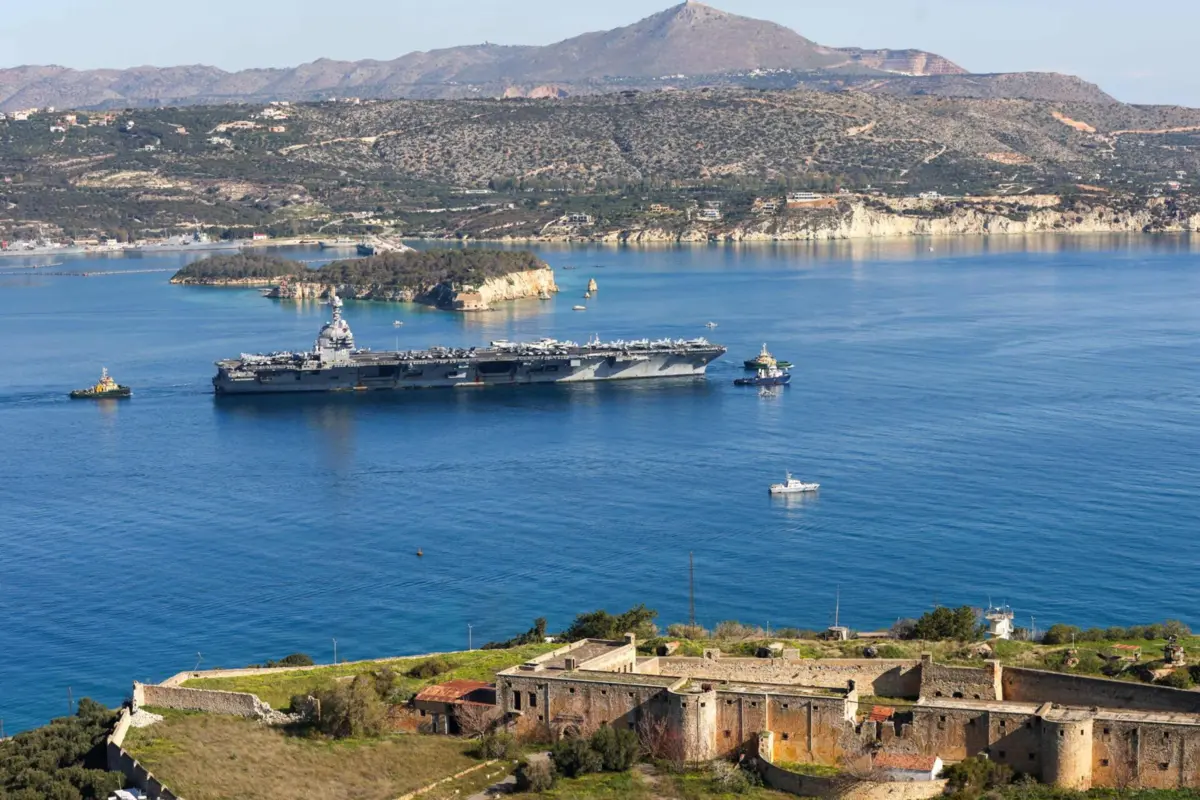 O maior porta-aviões do Mundo, o USS Gerald R. Ford, passou por Souda no final de fevereiro