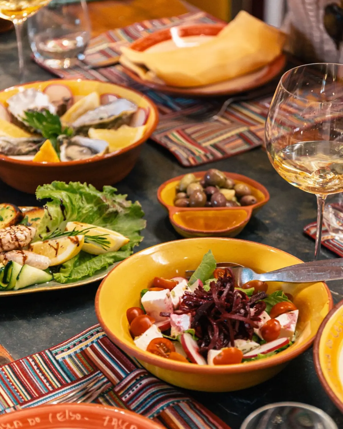 A Tasca do Celso tem um conjunto de pratos típicos portugueses.