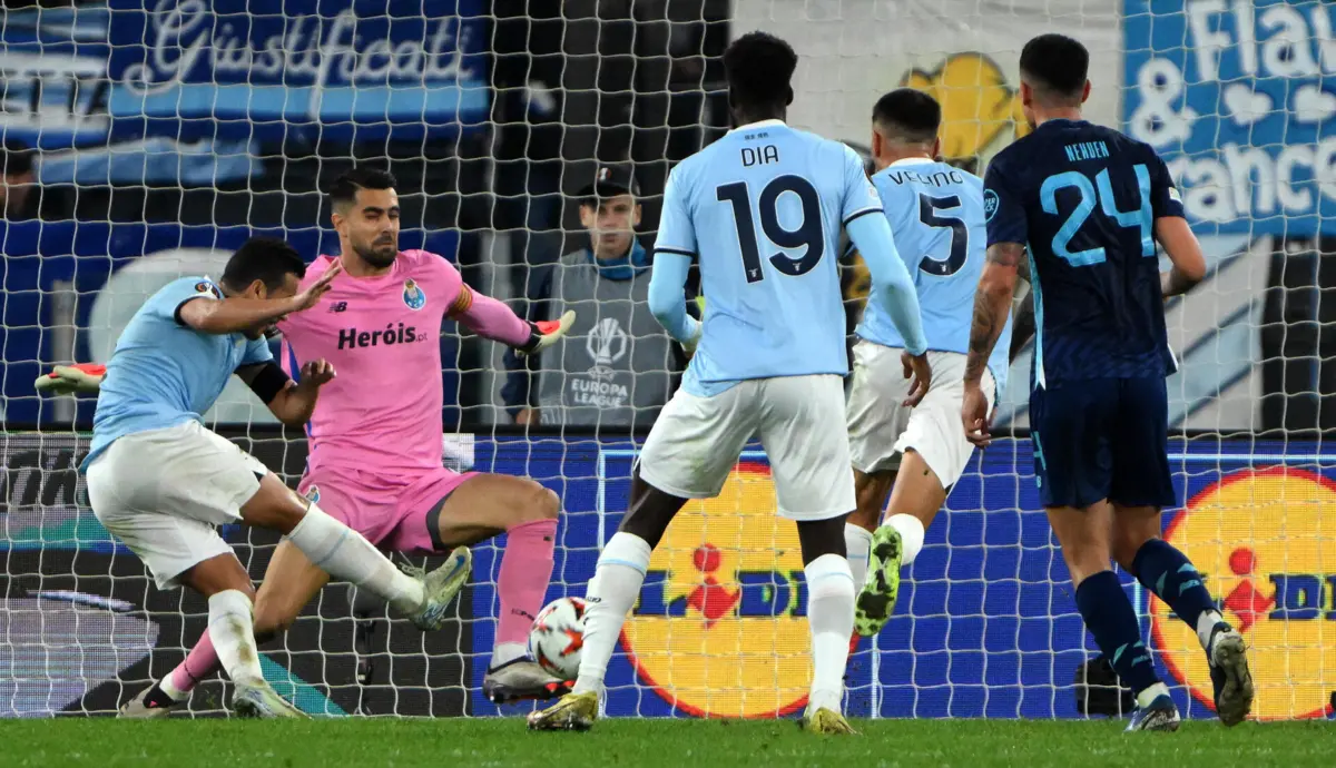 Pedro remata sem hipóteses para Diogo Costa, no lance que deu o triunfo à Lazio