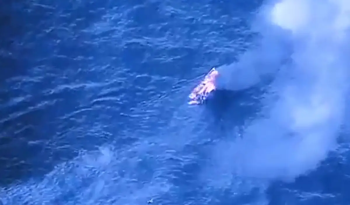 Barco em chamas após ataque dos EUA