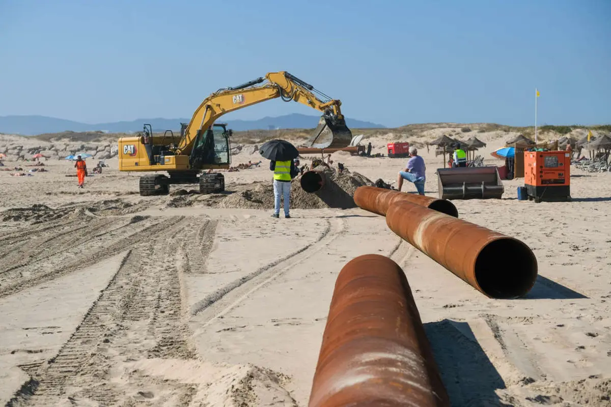 Caparica está a ser objeto de alimentação artificial com um milhão de metros cúbicos de areia nas praias urbanas