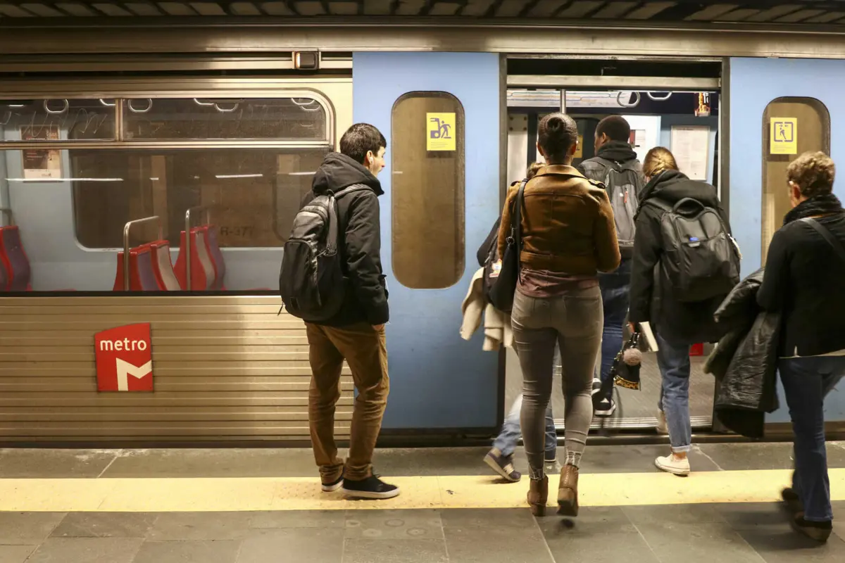 A Linha Azul (Santa Apolónia - Reboleira) é uma das quatro do Metropolitano de Lisboa