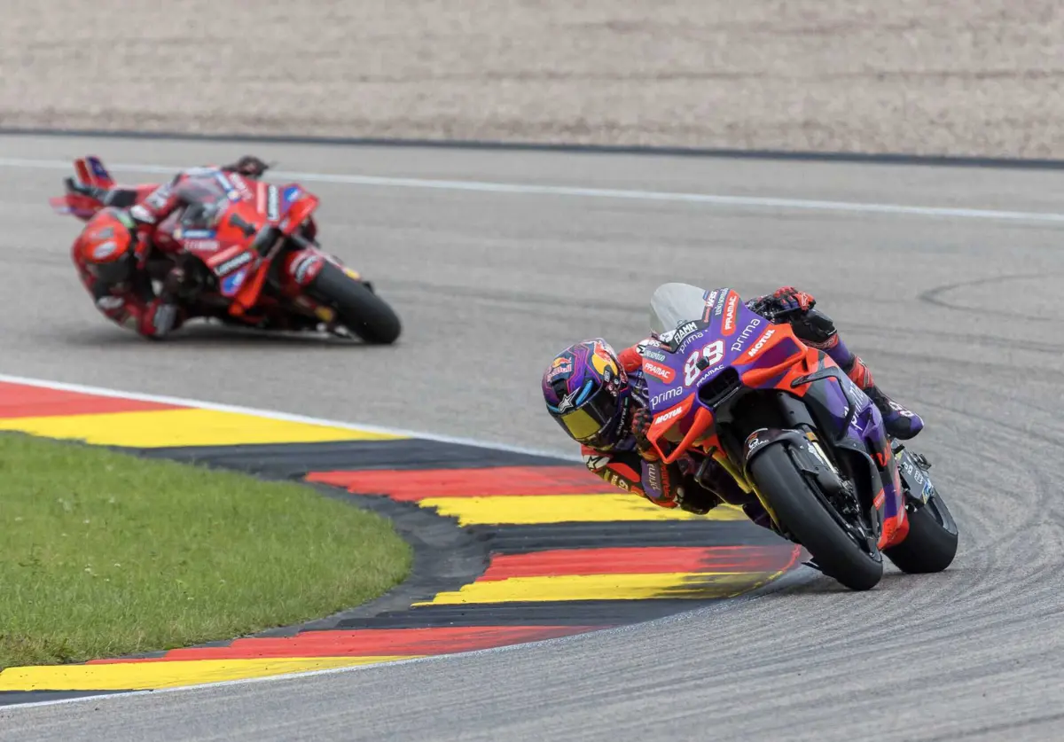 Jorge Martín (na frente) e Pecco Bagnaia (atrás) disputam o título