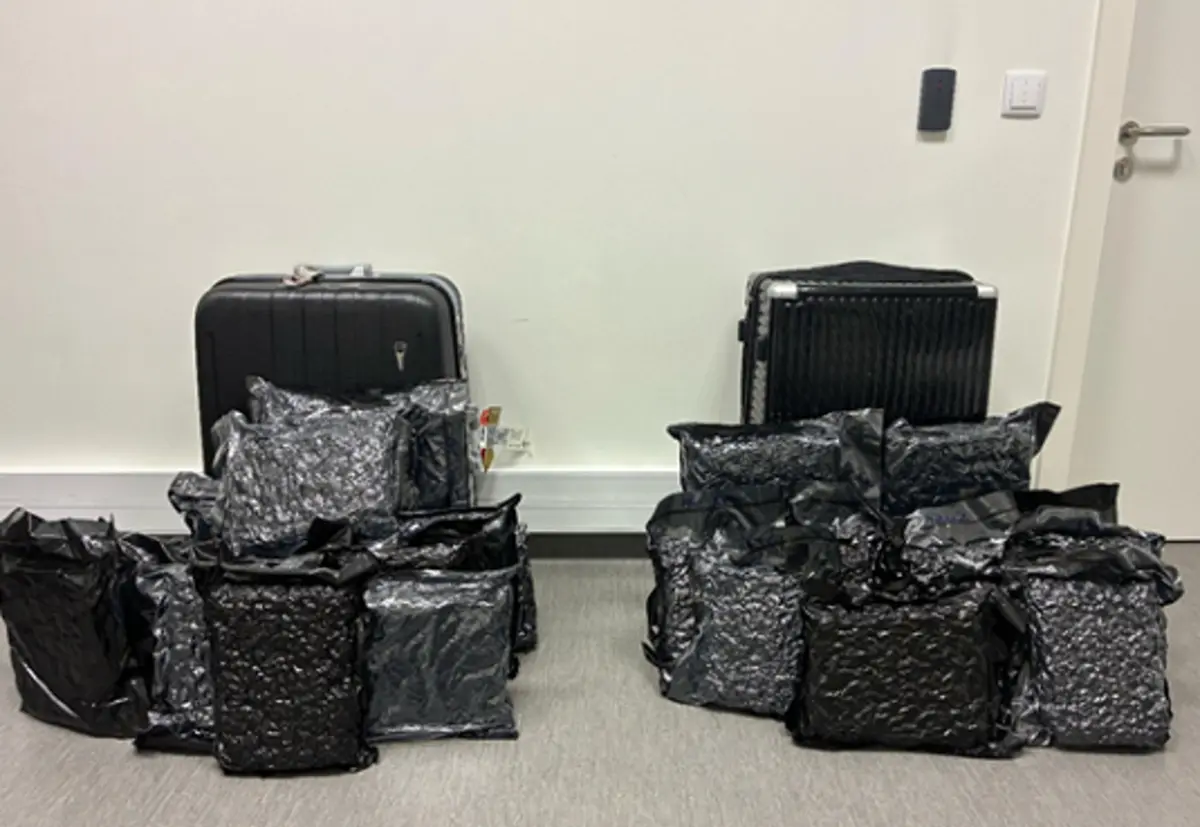 Droga estava acondicionada em embalagens de plástico, dentro de duas malas de viagem