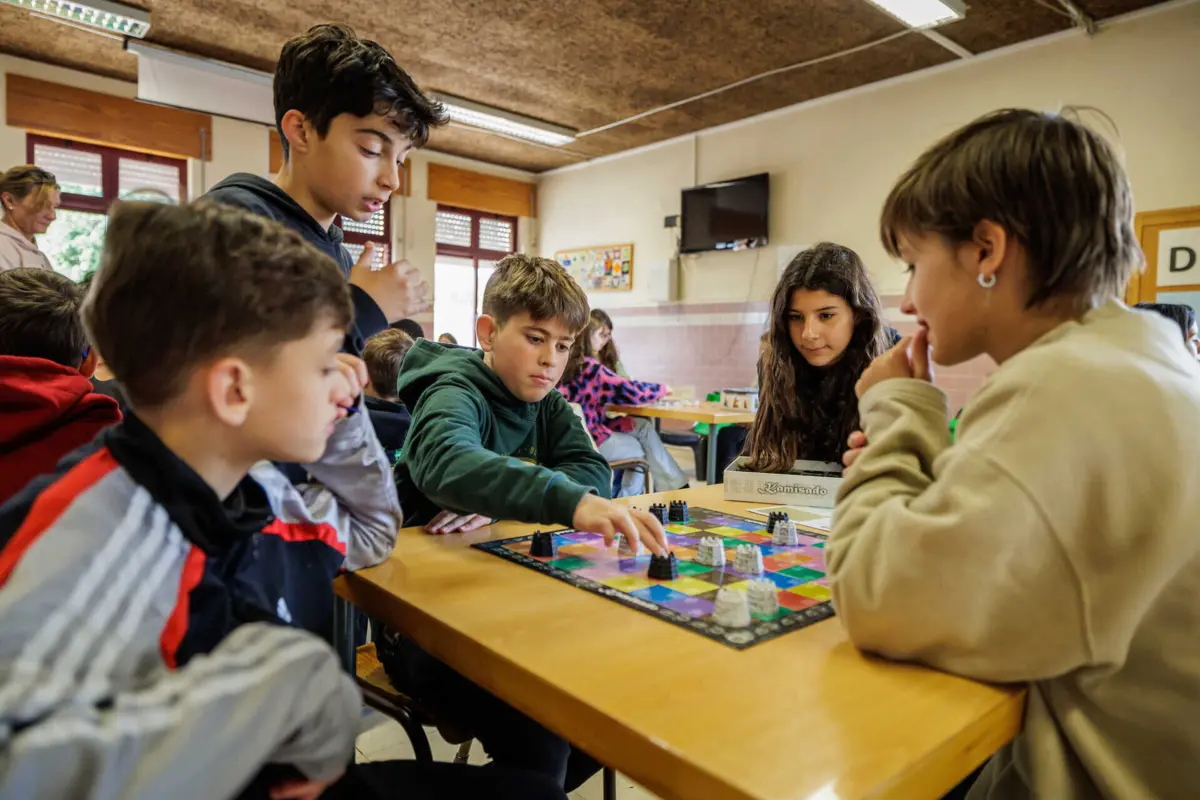 Alunos da EB 2/3 Mosteiro e Cávado, acompanhados da equipa da Ludoteca, divertem-se a jogar
