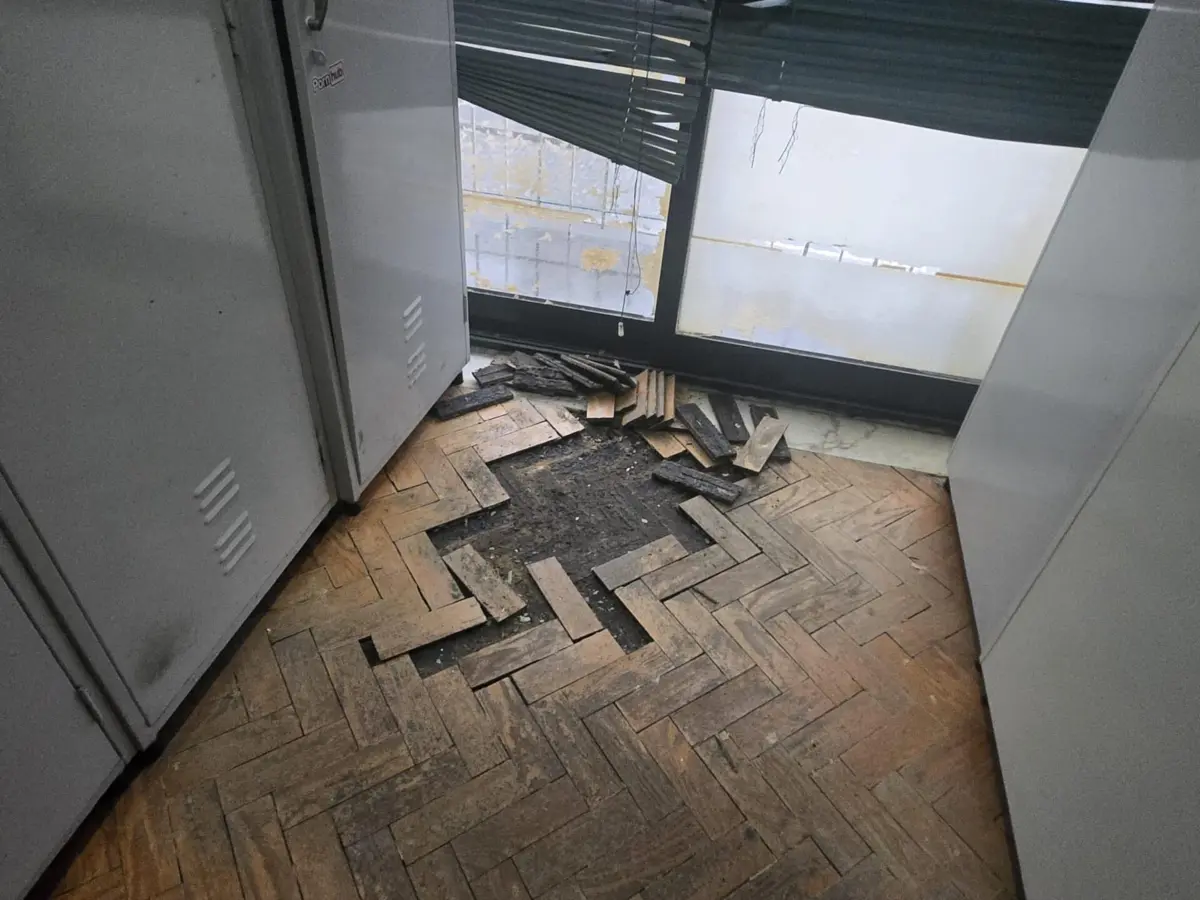 Água da chuva no posto da GNR em Canelas, Gaia, causou estragos no soalho e manchas de humidade no teto