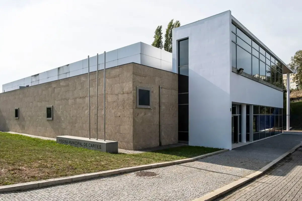 Vão ser realizadas obras de conservação e manutenção do piso de acesso à piscina